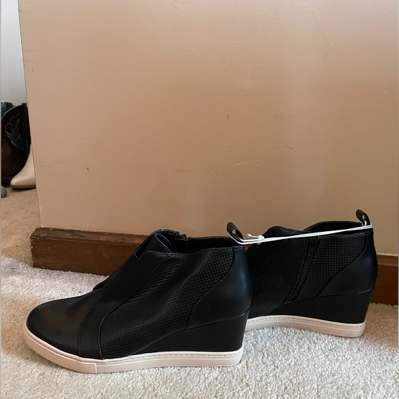 Brand new size 10. Black high heel tennis shoe boots! No tag but still tied - Picture 5 of 6